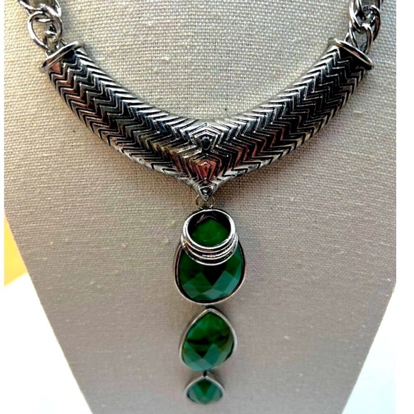 Vintage Silver-Tone Chain Necklace With Chevron Pendant And Green Acrylic Gemsto - Picture 1 of 11